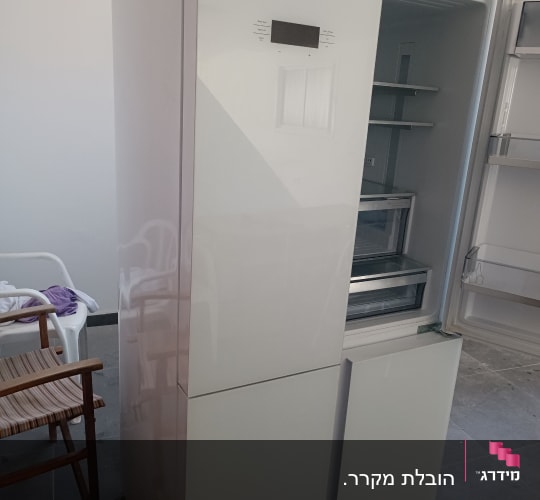 מקרר פתוח עם מדפים פנימיים ריקים